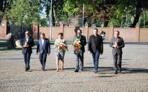 Składanie kwiatów pod Pomnikiem Żołnierzy Garnizonu Leszczyńskiego