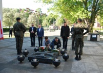Składanie kwiatów pod Pomnikiem Żołnierzy Garnizonu Leszczyńskiego