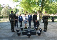 Składanie kwiatów pod Pomnikiem Żołnierzy Garnizonu Leszczyńskiego