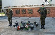 Żołnierze na warcie pod Pomnikiem Żołnierzy Garnizonu Leszczyńskiego