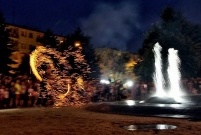 Pokaz Fire Show z MCP Alternatywa na oficjalne przekazanie nowej fontanny w Parku Jonstona