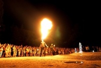Pokaz Fire Show z MCP Alternatywa na oficjalne przekazanie nowej fontanny w Parku Jonstona
