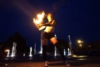 Pokaz Fire Show z MCP Alternatywa na oficjalne przekazanie nowej fontanny w Parku Jonstona