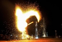 Pokaz Fire Show z MCP Alternatywa na oficjalne przekazanie nowej fontanny w Parku Jonstona