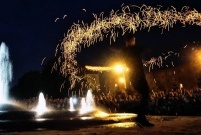 Pokaz Fire Show z MCP Alternatywa na oficjalne przekazanie nowej fontanny w Parku Jonstona