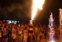 Pokaz Fire Show z MCP Alternatywa na oficjalne przekazanie nowej fontanny w Parku Jonstona