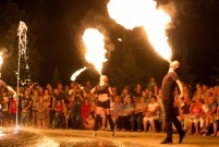 Pokaz Fire Show z MCP Alternatywa na oficjalne przekazanie nowej fontanny w Parku Jonstona