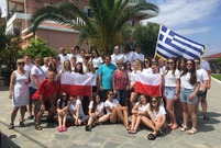 Uczniowie z flagami Polski i Grecji