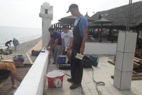 Uczniowie w czasie ptrac budowlanych