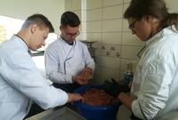 Uczniowie przy pracy w kuchni