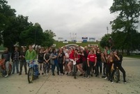 Młodzież przed Stadionem im. Alfreda Smoczyka