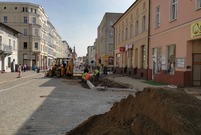 Po stronie południowej powstaje już chodnik z szarych płyt