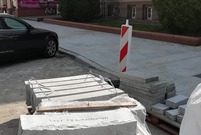 Po stronie południowej powstaje już chodnik z szarych płyt