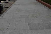 Po stronie południowej powstaje już chodnik z szarych płyt