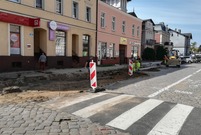 Po stronie południowej powstaje już chodnik z szarych płyt