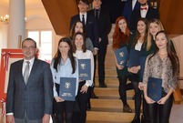 Pamiątkowe zdjęcie stypendystów na schodach w Ratuszu