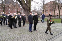 Uroczystości 99. rocznicy powrotu Leszna do macierzy ograniczyły się do złożenia wiązanek kwiatów pod pomnikami
