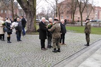 Uroczystości 99. rocznicy powrotu Leszna do macierzy ograniczyły się do złożenia wiązanek kwiatów pod pomnikami