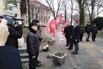 Uroczystości 99. rocznicy powrotu Leszna do macierzy ograniczyły się do złożenia wiązanek kwiatów pod pomnikami