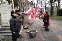 Uroczystości 99. rocznicy powrotu Leszna do macierzy ograniczyły się do złożenia wiązanek kwiatów pod pomnikami