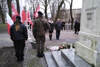 Uroczystości 99. rocznicy powrotu Leszna do macierzy ograniczyły się do złożenia wiązanek kwiatów pod pomnikami