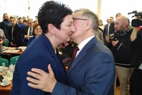 Gratulacje nowej pani skarbnik składa Przewodniczący Rady Miejskiej Leszna