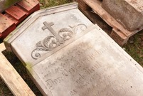 Nagrobki złożono w lapidarium przy kościele św. Krzyża