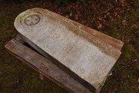 Nagrobki złożono w lapidarium przy kościele św. Krzyża