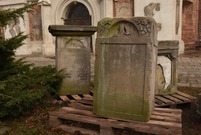 Nagrobki złożono w lapidarium przy kościele św. Krzyża