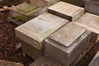 Nagrobki złożono w lapidarium przy kościele św. Krzyża