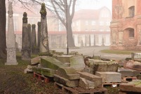 Nagrobki złożono w lapidarium przy kościele św. Krzyża
