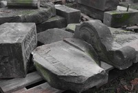 Nagrobki złożono w lapidarium przy kościele św. Krzyża