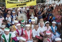 Pamiątkowe zdjęcie z królewską parą