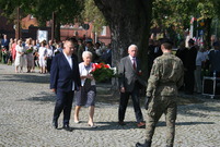 Wiązanki kwiatów złożyli przedstawiciele leszczyńskich instytucji i organizacji