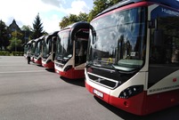 Oficjalne przekazanie autobusów hybrydowych miało miejsce na placu leszczyńskiej jednostki wojskowej