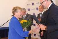Ewa Kaźmierczak, zastępca naczelnika wydziału edukacji Urzędu Miasta Leszna otrzymała nagrode jubileuszową