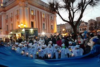 W piątkowe (6 XII) popołudnie przygotowano inscenizację, która przyciągnęła mnóstwo widzów