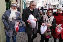 Serca-poduszki uszyli i podarowali sympatycy Stowarzyszenia Wygraj Siebie