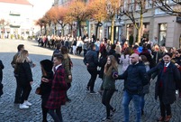 Poloneza na leszczyńskim Rynku zatańczyli maturzyści trzech leszczyńskich szkół