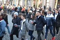 Poloneza na leszczyńskim Rynku zatańczyli maturzyści trzech leszczyńskich szkół