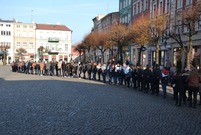 Poloneza na leszczyńskim Rynku zatańczyli maturzyści trzech leszczyńskich szkół