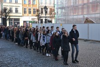 Poloneza na leszczyńskim Rynku zatańczyli maturzyści trzech leszczyńskich szkół