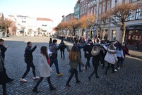 Poloneza na leszczyńskim Rynku zatańczyli maturzyści trzech leszczyńskich szkół