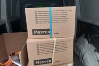 Przyłbice ochronne i rękawiczki spakowane w kartony