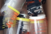 Przyłbice ochronne spakowane w kartony