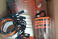 Przyłbice ochronne spakowane w kartony