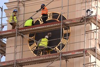 Montaż zewnętrznych elementów ratuszowego zegara