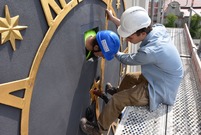 Montaż zewnętrznych elementów ratuszowego zegara