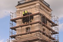 Montaż zewnętrznych elementów ratuszowego zegara