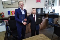 Sygnatariusze umowy podają sobie ręce